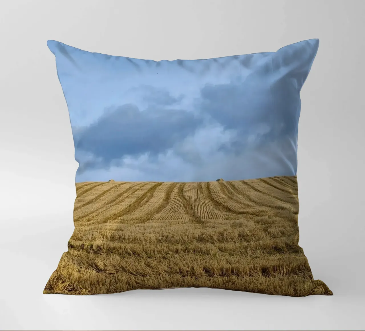 hay bales cloudy cuscino da animal story home
