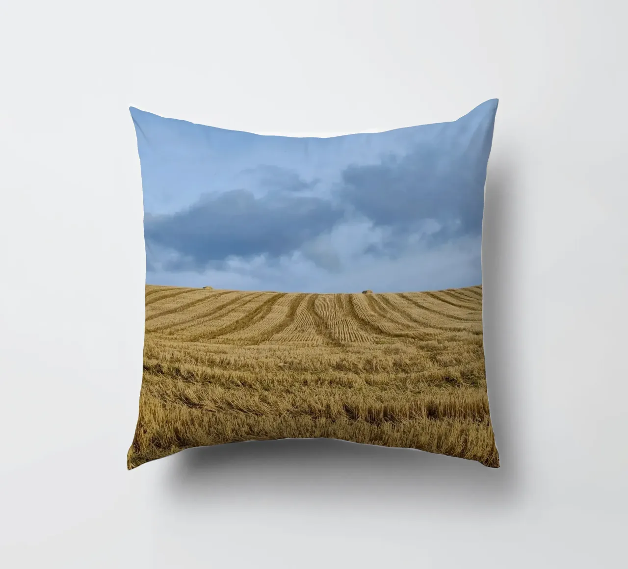 hay bales cloudy cuscino da animal story home