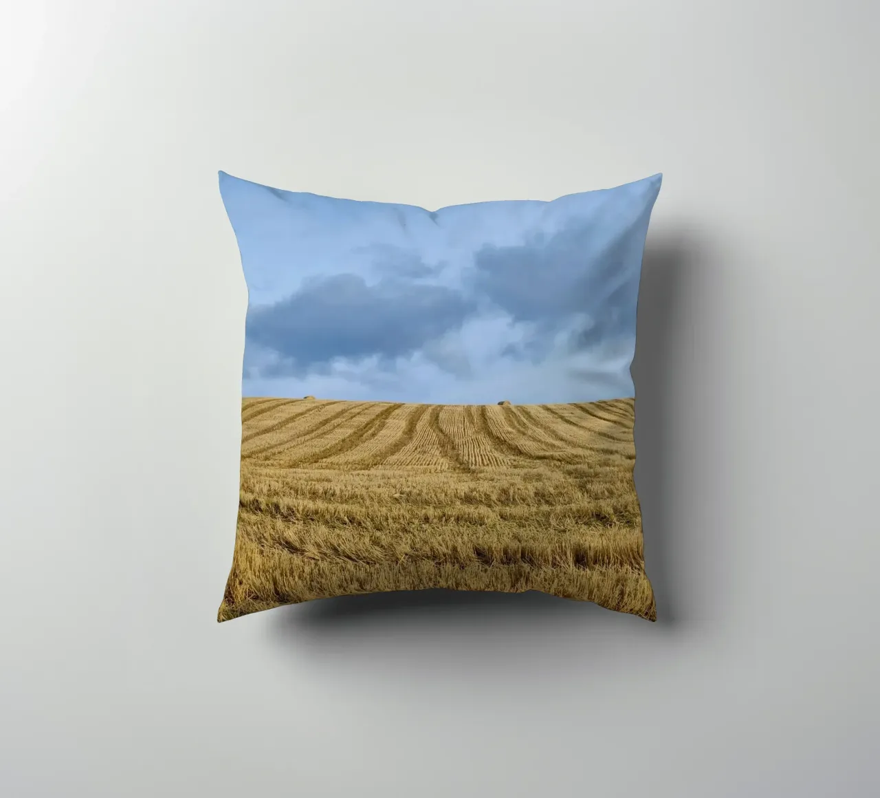 hay bales cloudy cuscino da animal story home