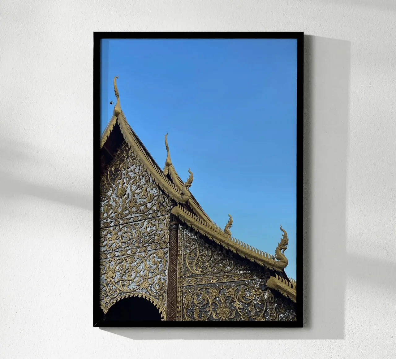 Tempel a Chiang Mai, Thailandia poster con telaio in legno da Roamance Studio