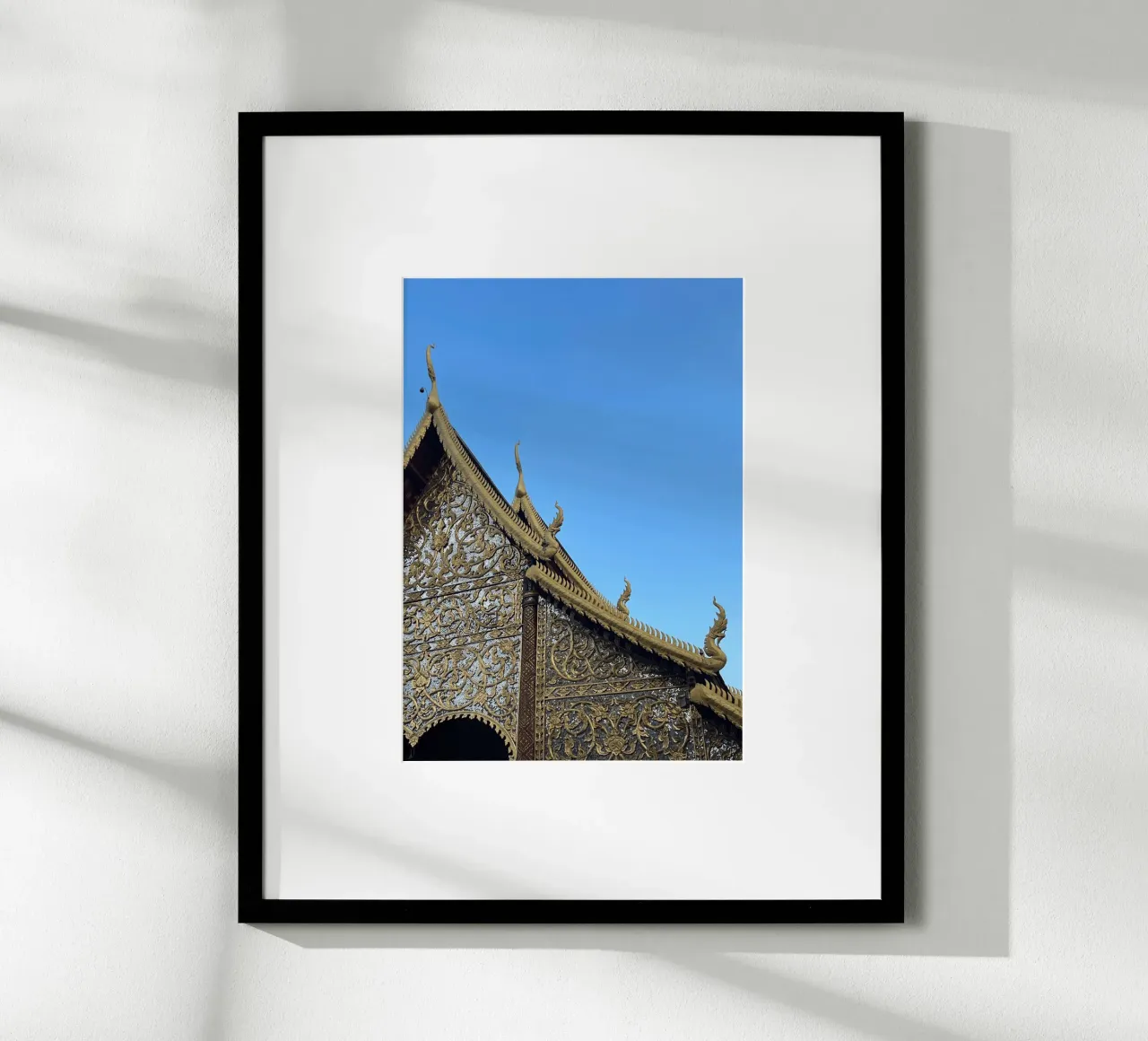 Tempel a Chiang Mai, Thailandia poster con telaio in legno da Roamance Studio