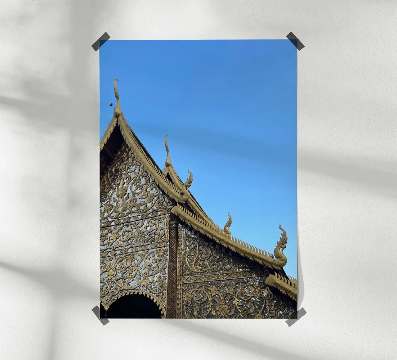 Tempel a Chiang Mai, Thailandia poster con telaio in legno da Roamance Studio