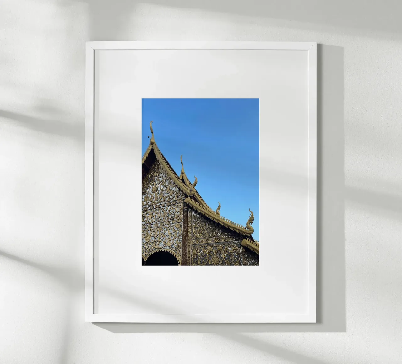 Tempel a Chiang Mai, Thailandia poster con telaio in legno da Roamance Studio