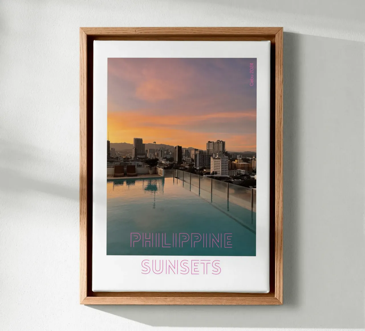 Il bagliore della città - Tramonto su Cebu, Filippine tela con Cornice a cassetta da Roamance Studio