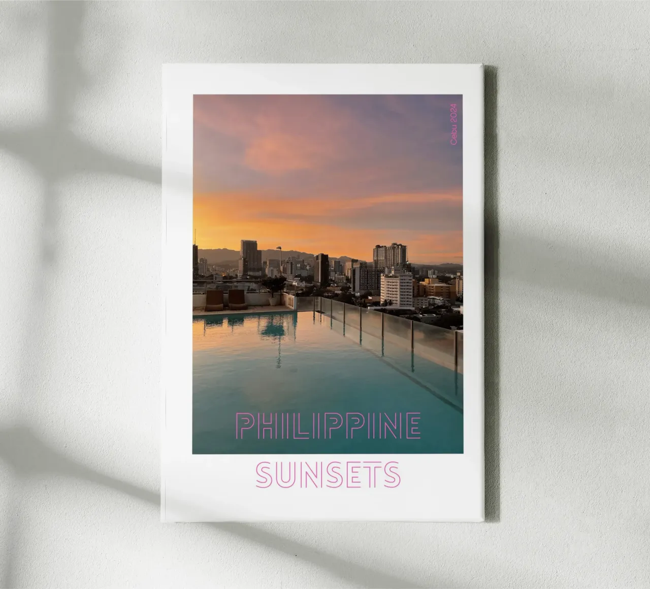 Il bagliore della città - Tramonto su Cebu, Filippine tela con Cornice a cassetta da Roamance Studio