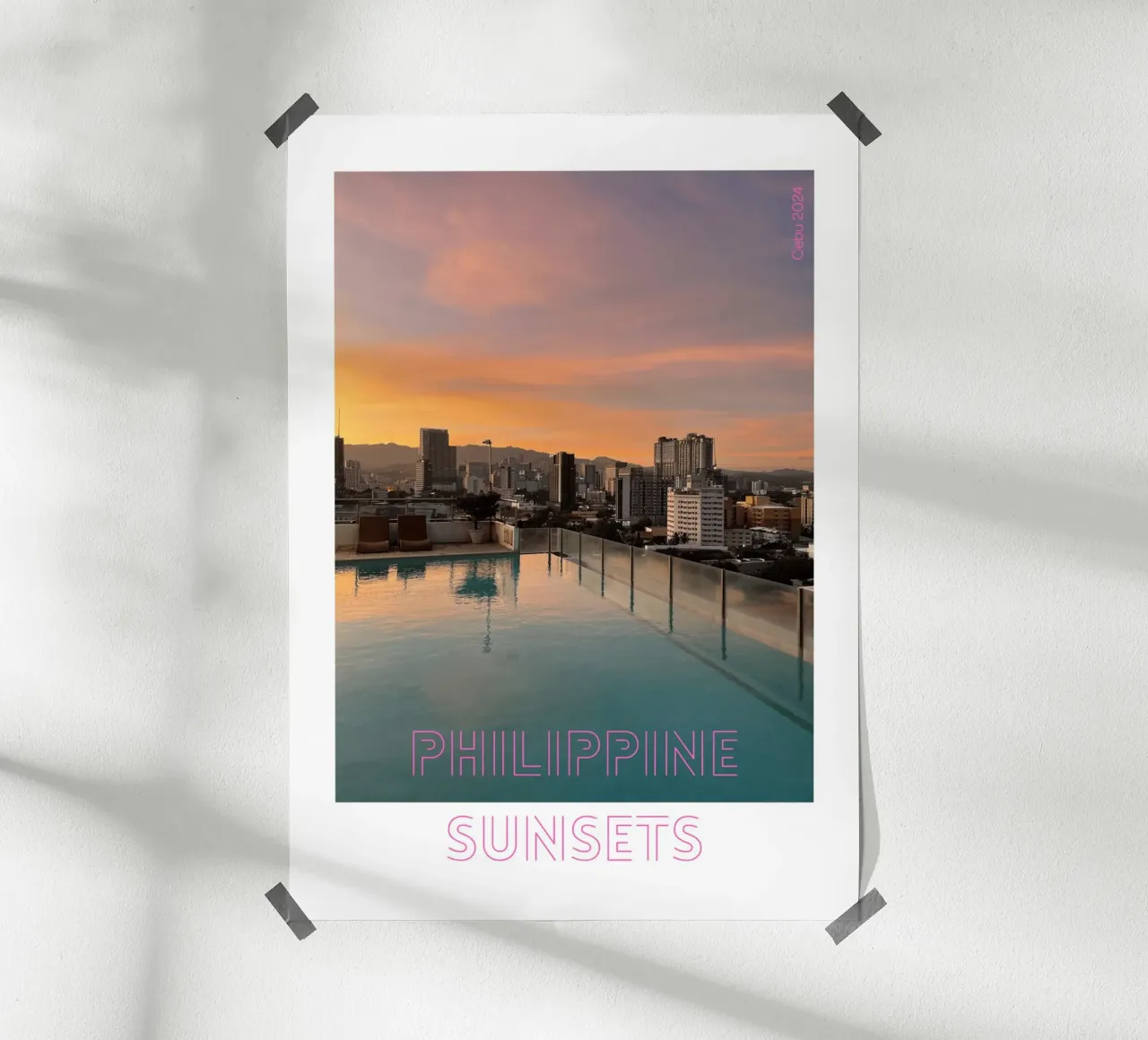 Il bagliore della città - Tramonto su Cebu, Filippine poster con telaio in legno da Roamance Studio