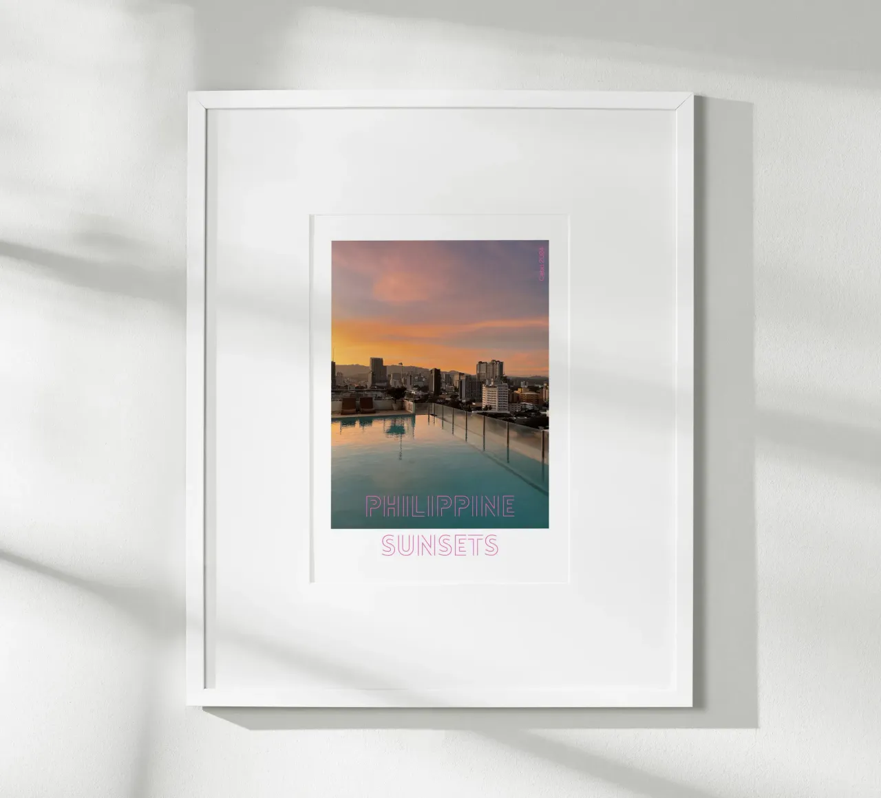 Il bagliore della città - Tramonto su Cebu, Filippine poster con telaio in legno da Roamance Studio