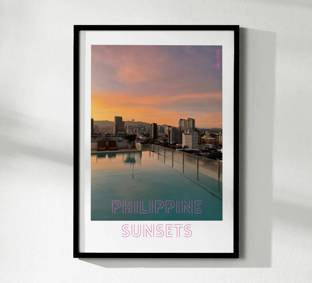 Il bagliore della città - Tramonto su Cebu, Filippine poster con telaio in legno da Roamance Studio