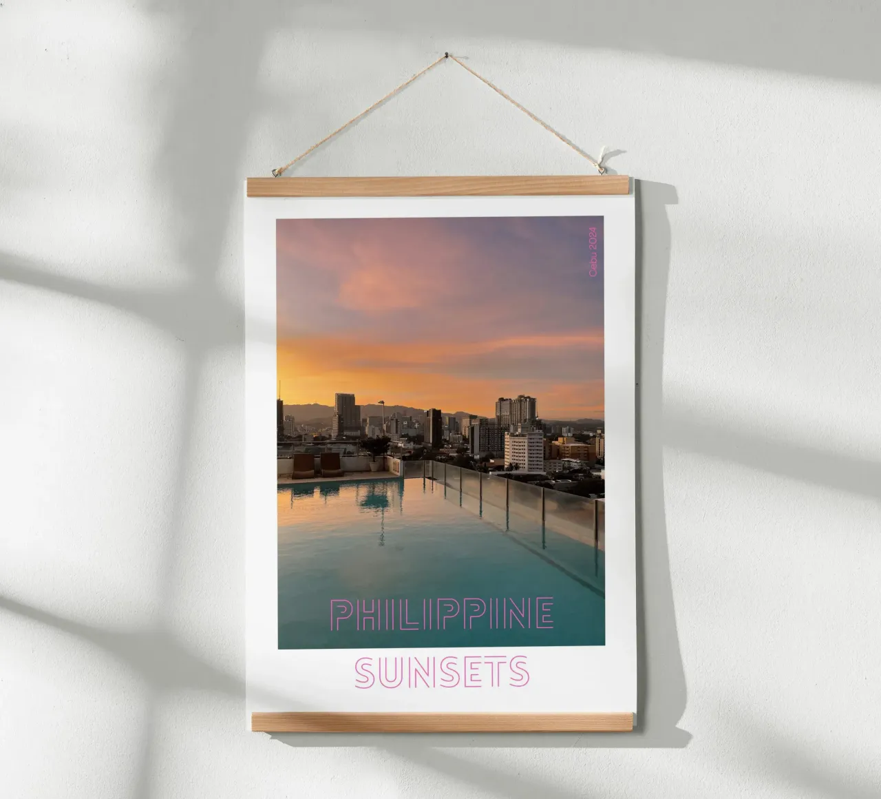 Il bagliore della città - Tramonto su Cebu, Filippine poster con telaio in legno da Roamance Studio