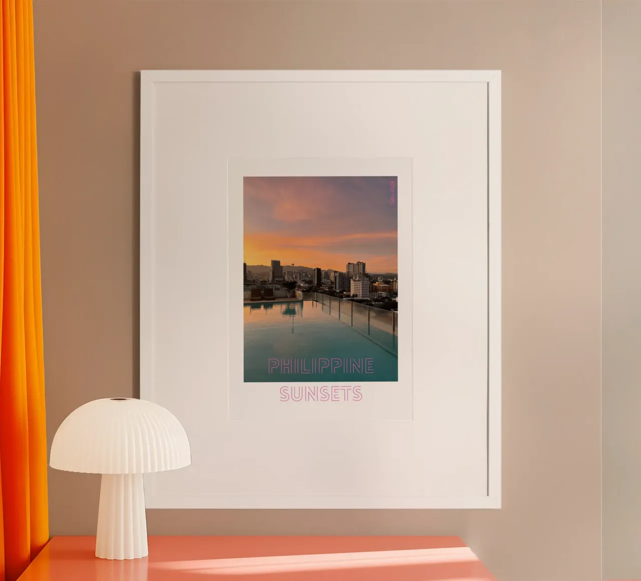 Il bagliore della città - Tramonto su Cebu, Filippine poster con telaio in plastica da Roamance Studio