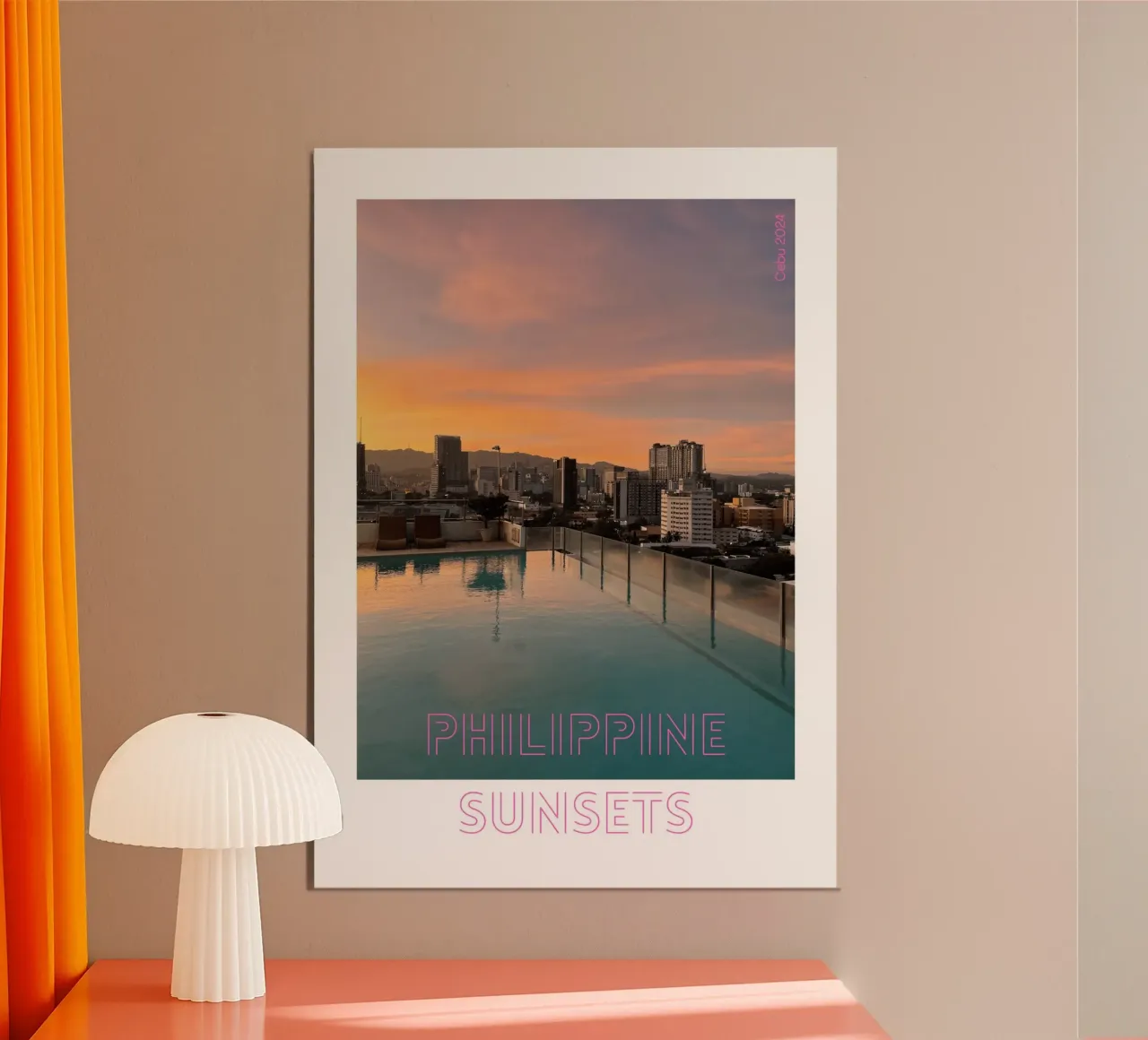 Il bagliore della città - Tramonto su Cebu, Filippine poster con telaio in plastica da Roamance Studio