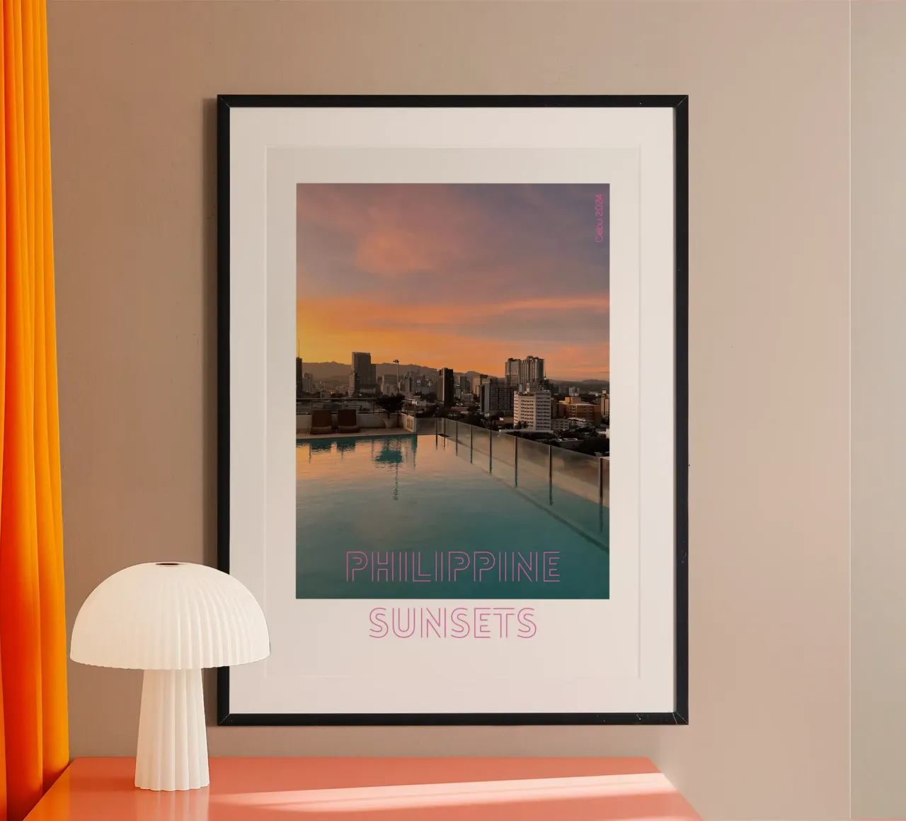 Il bagliore della città - Tramonto su Cebu, Filippine poster con telaio in plastica da Roamance Studio