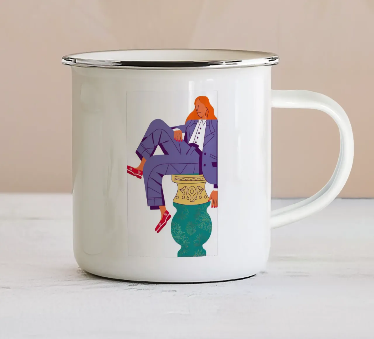 Reclinato su un vaso tazza in smalto da Veil Maya