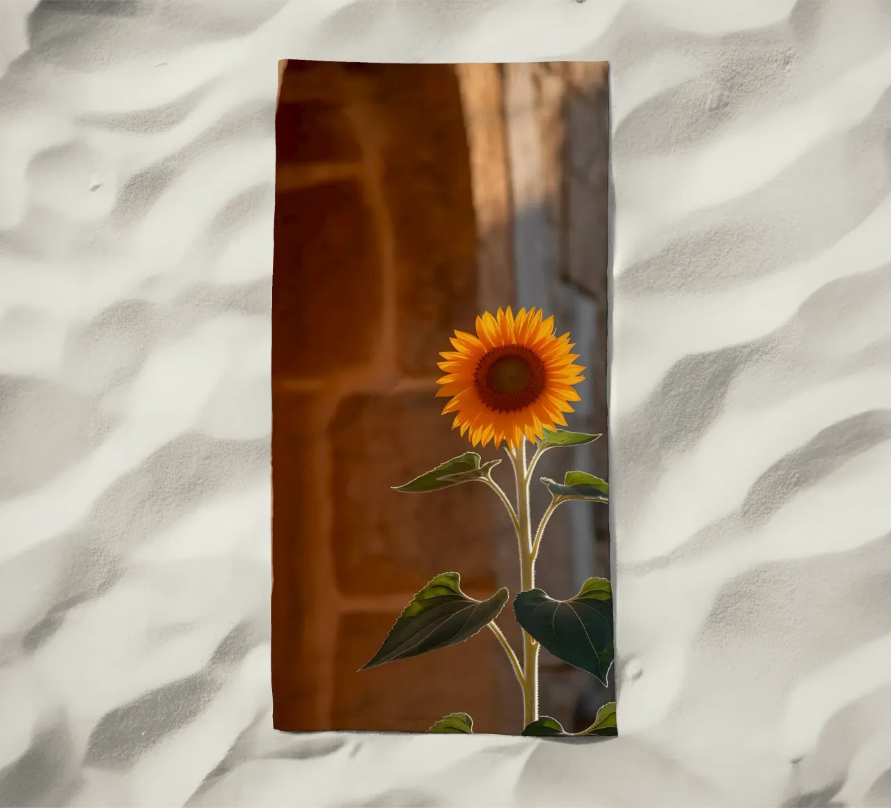 Vibrierende Sonnenblume auf heißer Steinwand Strandtuch von Casa Limon