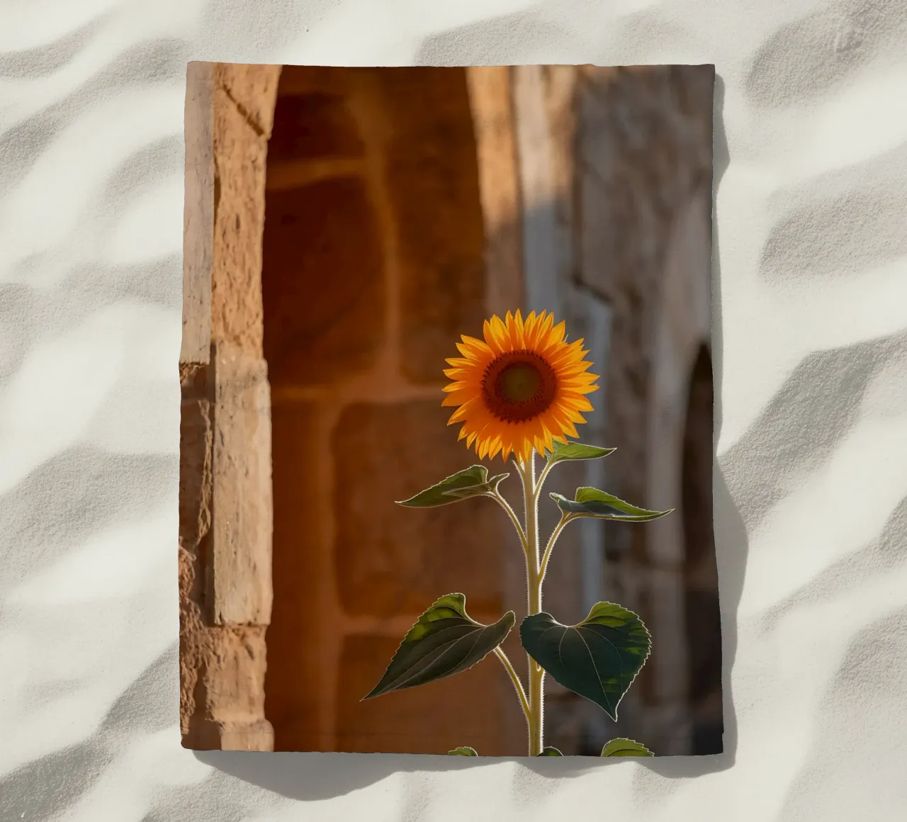 Vibrierende Sonnenblume auf heißer Steinwand Strandtuch von Casa Limon
