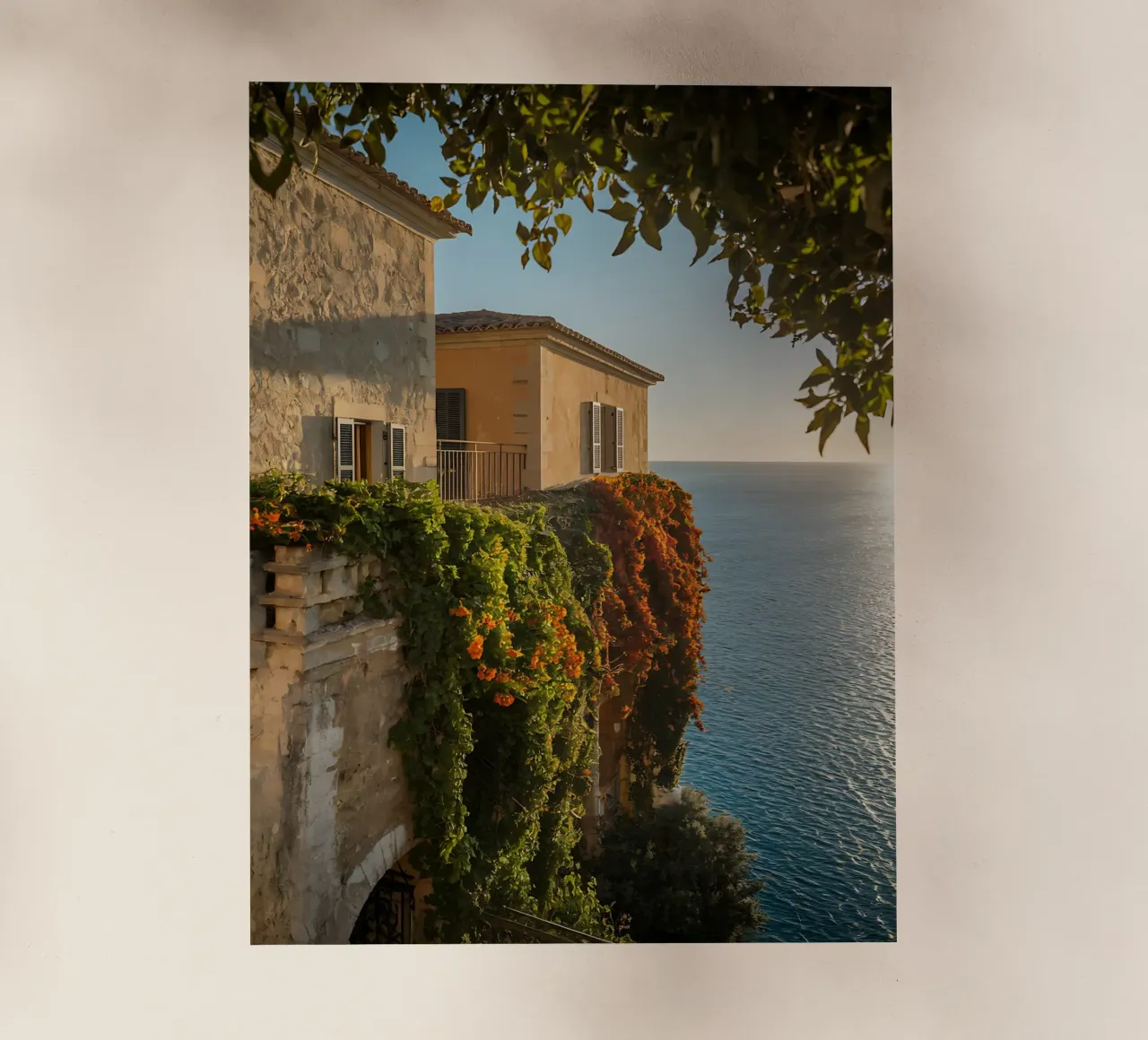 Maison en pierre au bord de la Méditerranée film rétro-éclairé de Casa Limon