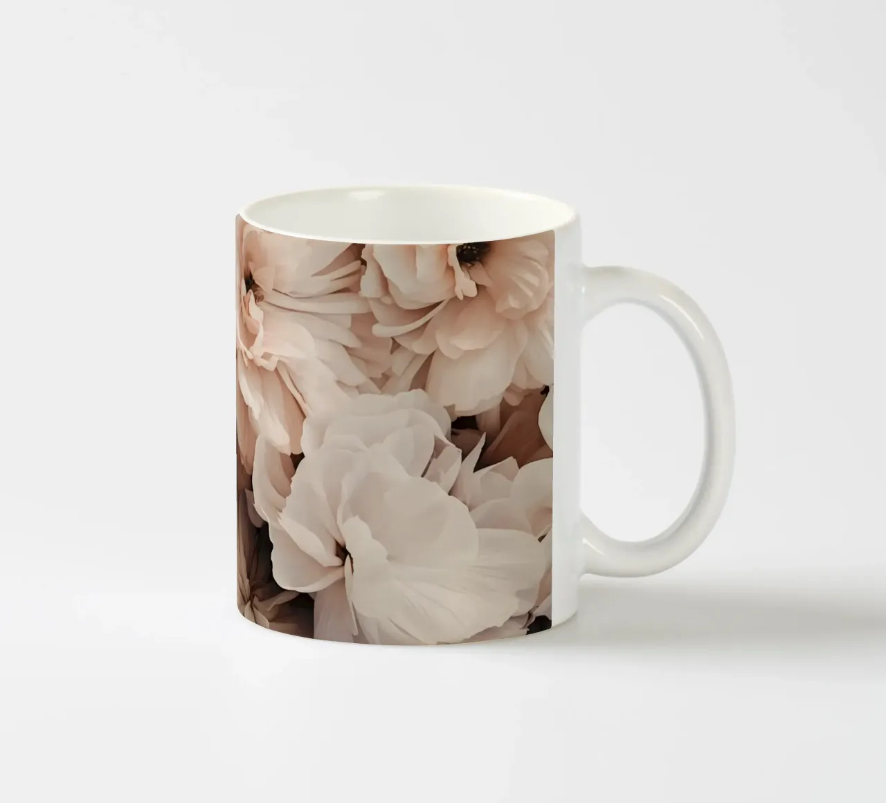 Romanticismo floreale nostalgico Avorio Pesca tazza in ceramica da Andrea Haase Floral Passion