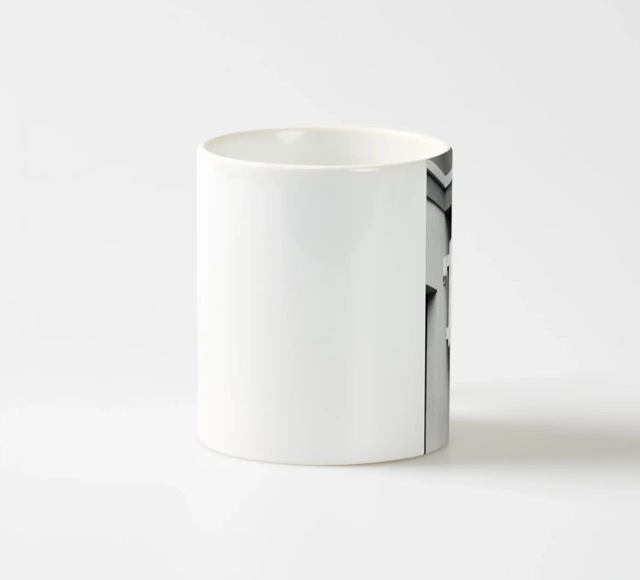 testo d'ispirazione edificio esterno tazza in ceramica da Eva Rogers