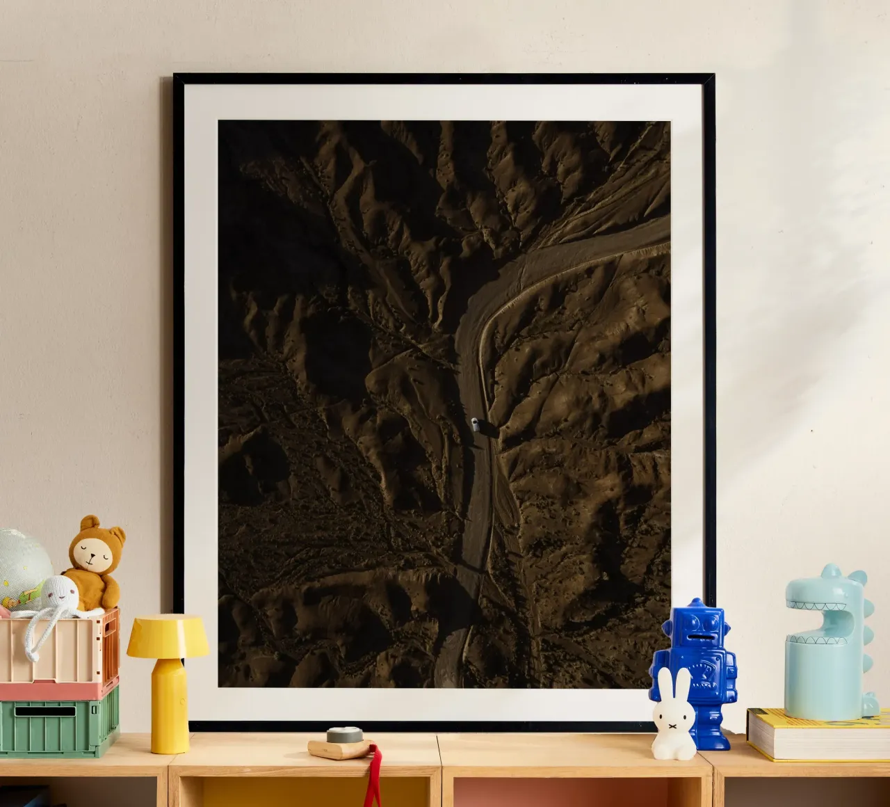 Curva della solitudine poster con telaio in plastica da StillVibe Home