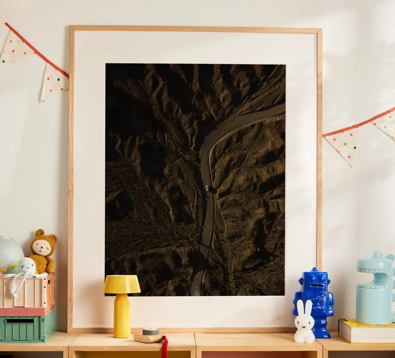 Curva della solitudine poster con telaio in plastica da StillVibe Home