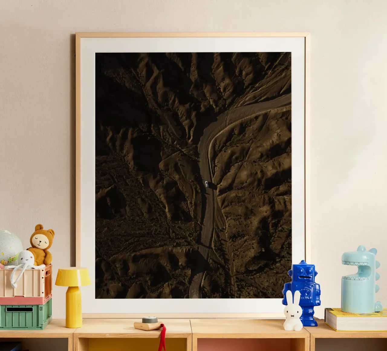 Curva della solitudine poster con telaio in plastica da StillVibe Home