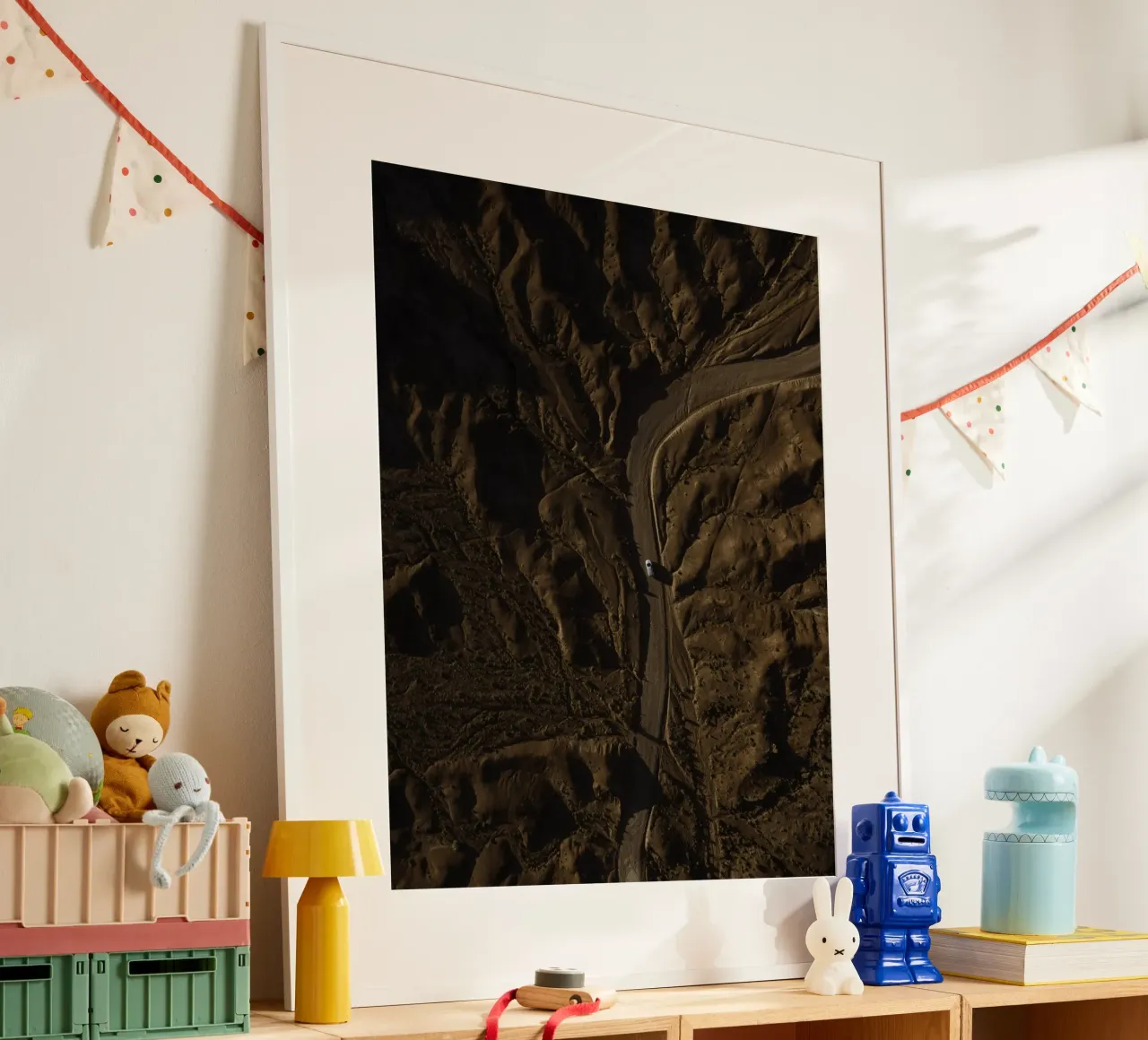 Curva della solitudine poster con telaio in plastica da StillVibe Home