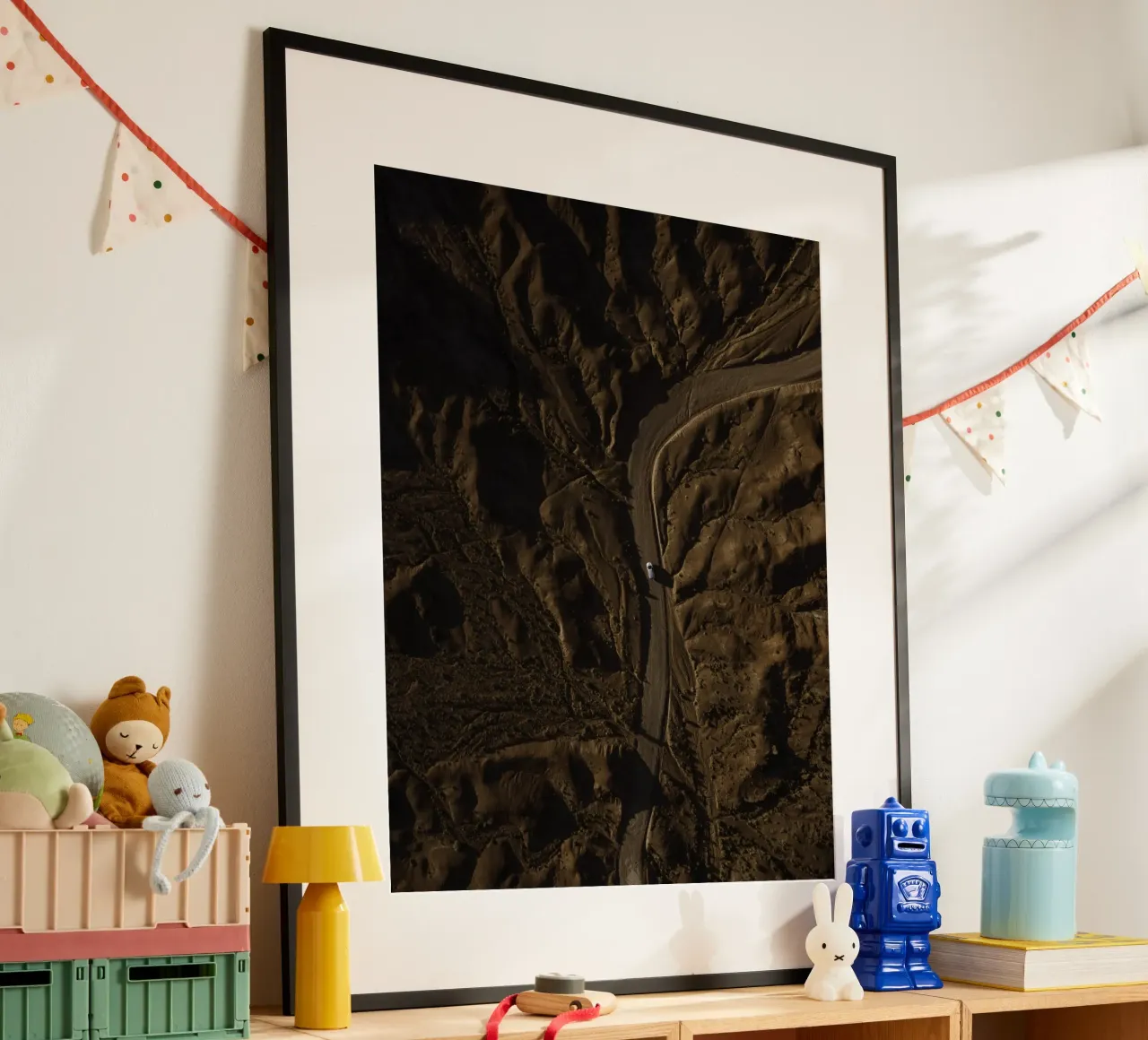 Curva della solitudine poster con telaio in plastica da StillVibe Home