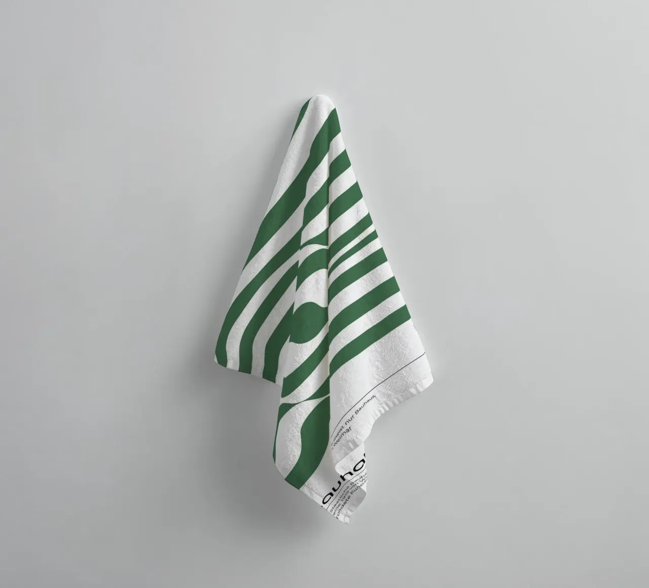 strisce verdi linee ondulate asciugamano da bagno da David Taylor