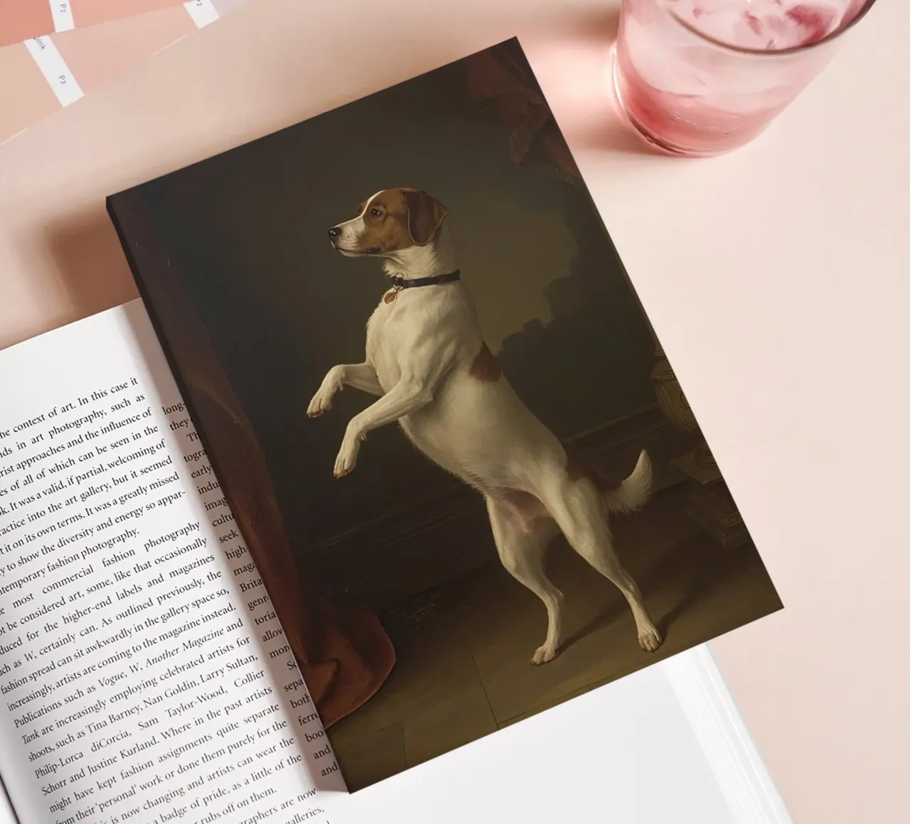 Cane in piedi sulle zampe posteriori in un classico studio di posa diario da DesignDoodle