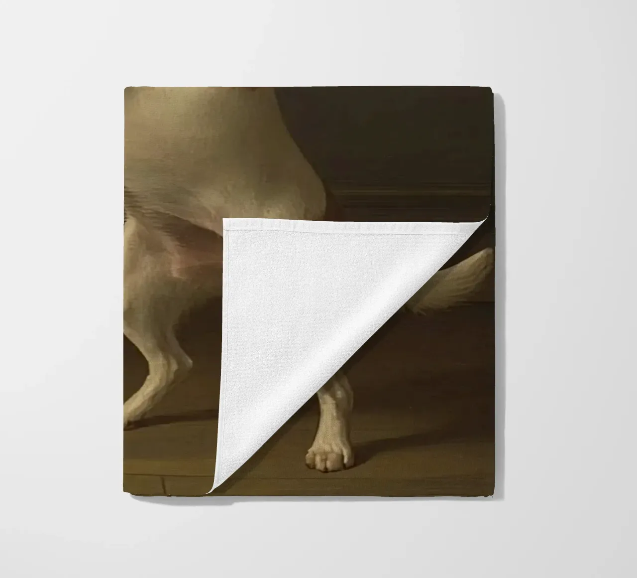 Auf den Hinterbeinen stehender Hund in einer klassischen Studioumgebung Strandtuch von DesignDoodle