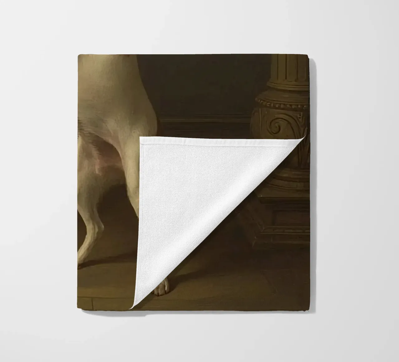 Auf den Hinterbeinen stehender Hund in einer klassischen Studioumgebung Strandtuch von DesignDoodle