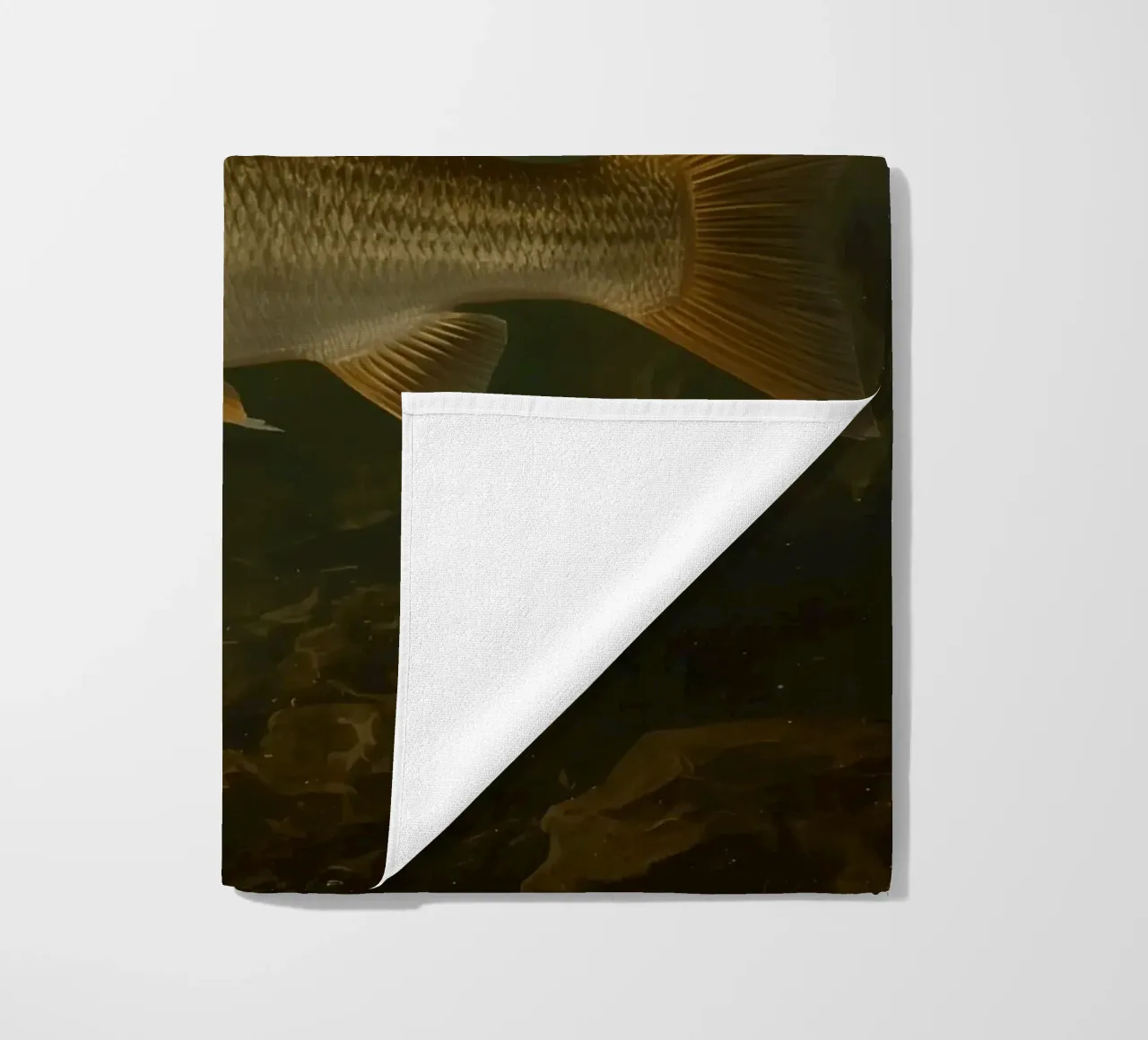 Vue sous-marine d'un loup de mer nageant dans son milieu naturel serviette de plage de DesignDoodle