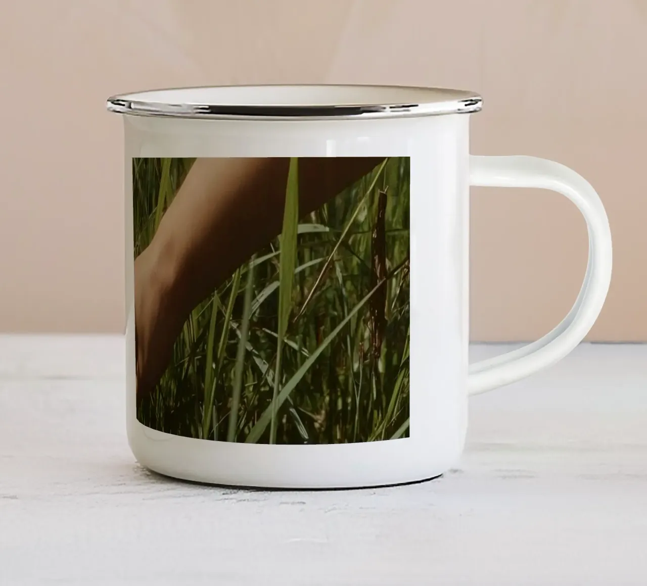 Mano che tiene in mano delicati fiori bianchi su uno sfondo scuro tazza in smalto da DesignDoodle