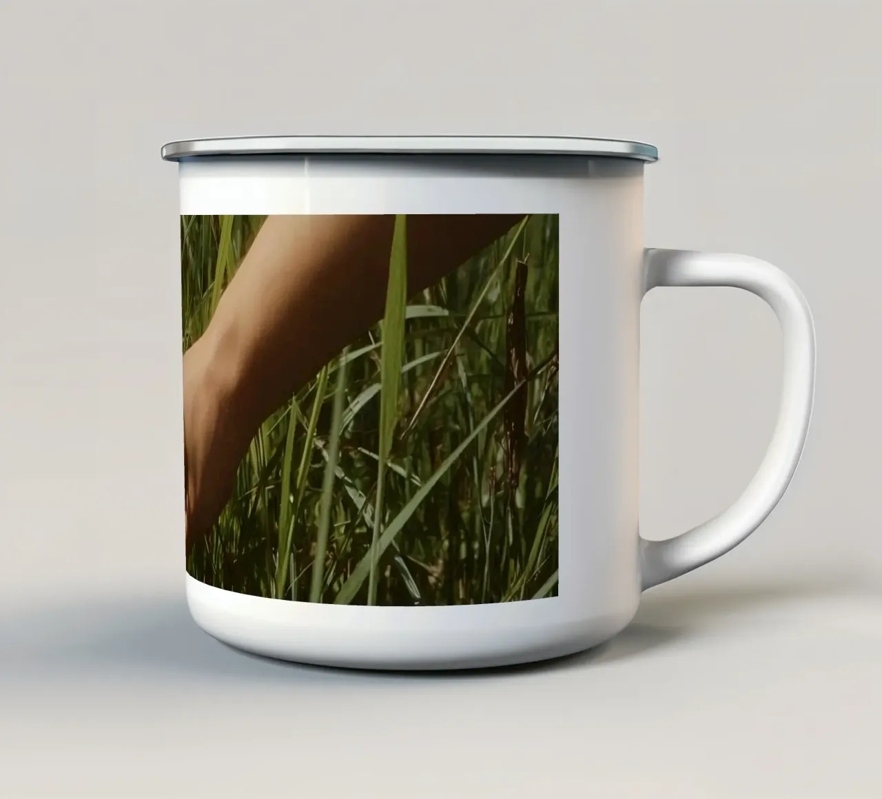Mano che tiene in mano delicati fiori bianchi su uno sfondo scuro tazza in smalto da DesignDoodle