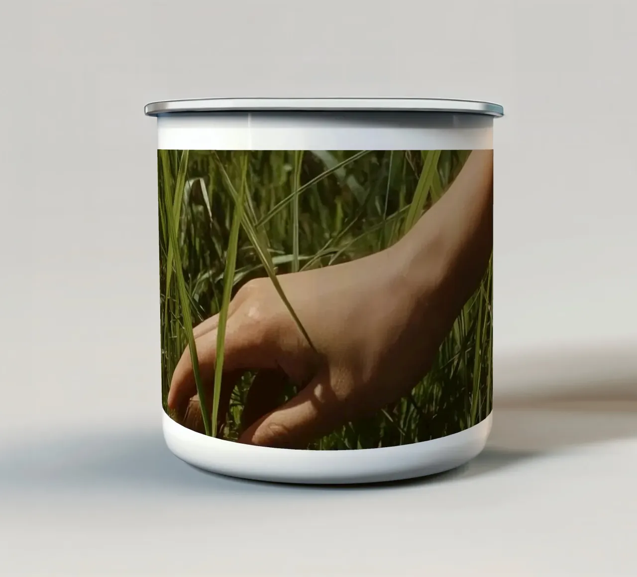 Mano che tiene in mano delicati fiori bianchi su uno sfondo scuro tazza in smalto da DesignDoodle