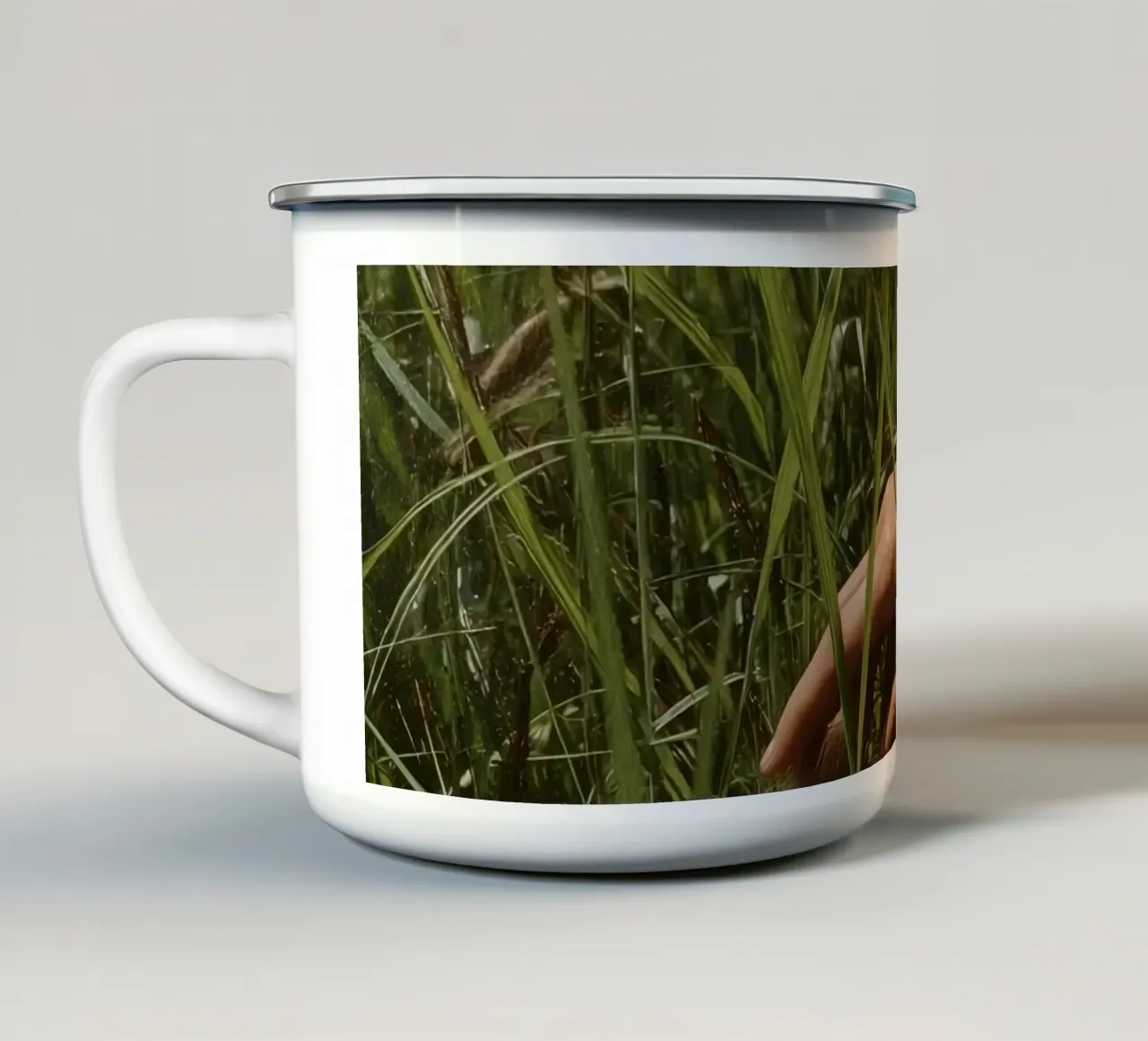 Mano che tiene in mano delicati fiori bianchi su uno sfondo scuro tazza in smalto da DesignDoodle