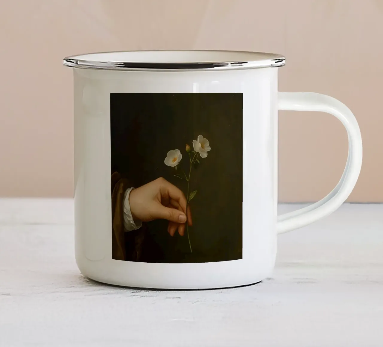 Mano che tiene in mano delicati fiori bianchi su uno sfondo scuro tazza in smalto da DesignDoodle