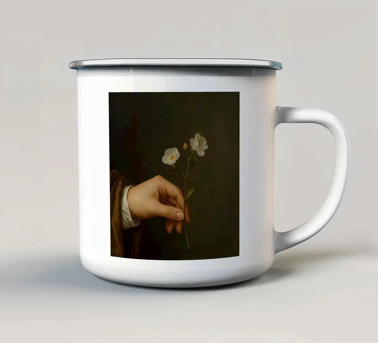 Mano che tiene in mano delicati fiori bianchi su uno sfondo scuro tazza in smalto da DesignDoodle