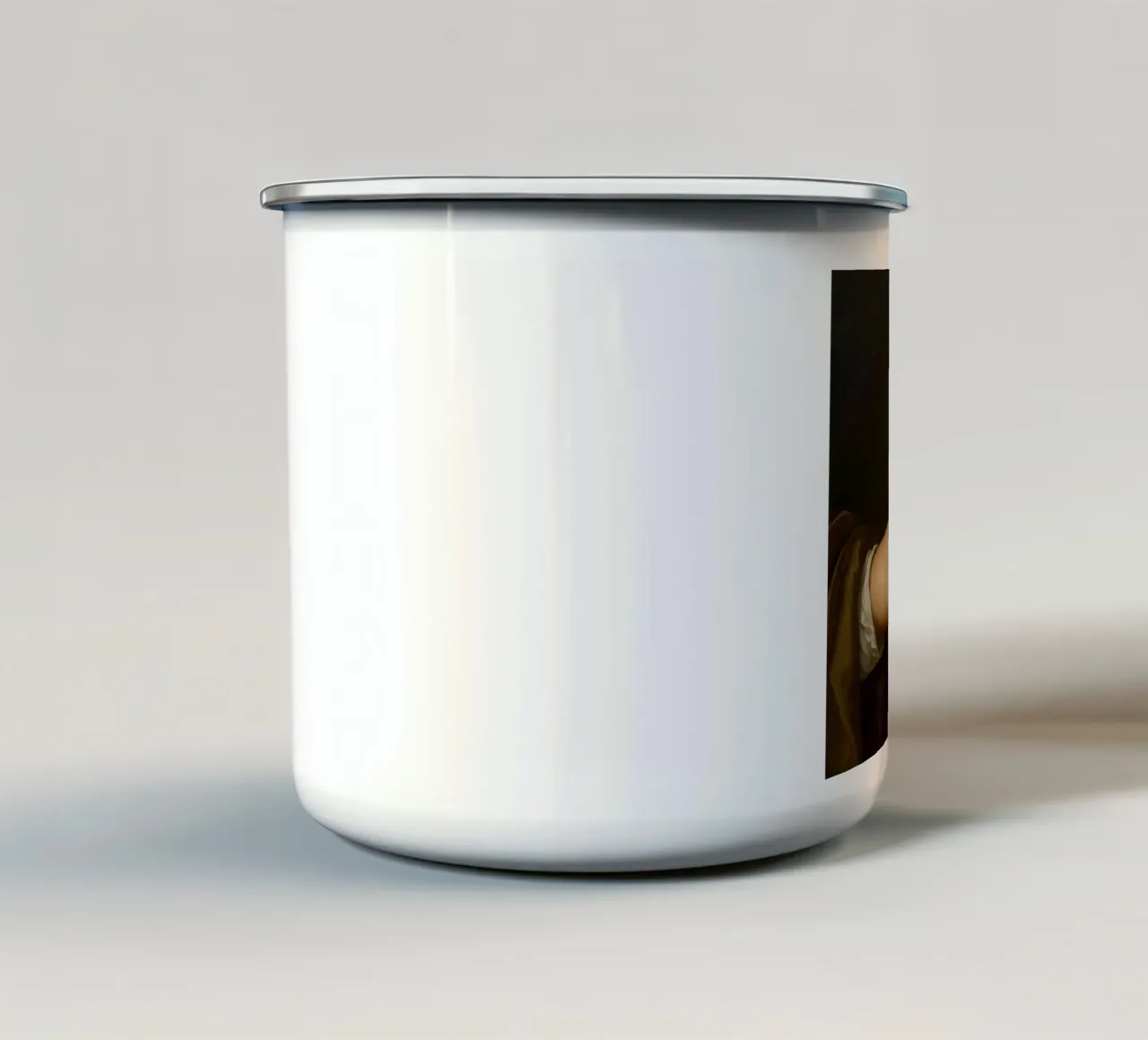 Mano che tiene in mano delicati fiori bianchi su uno sfondo scuro tazza in smalto da DesignDoodle