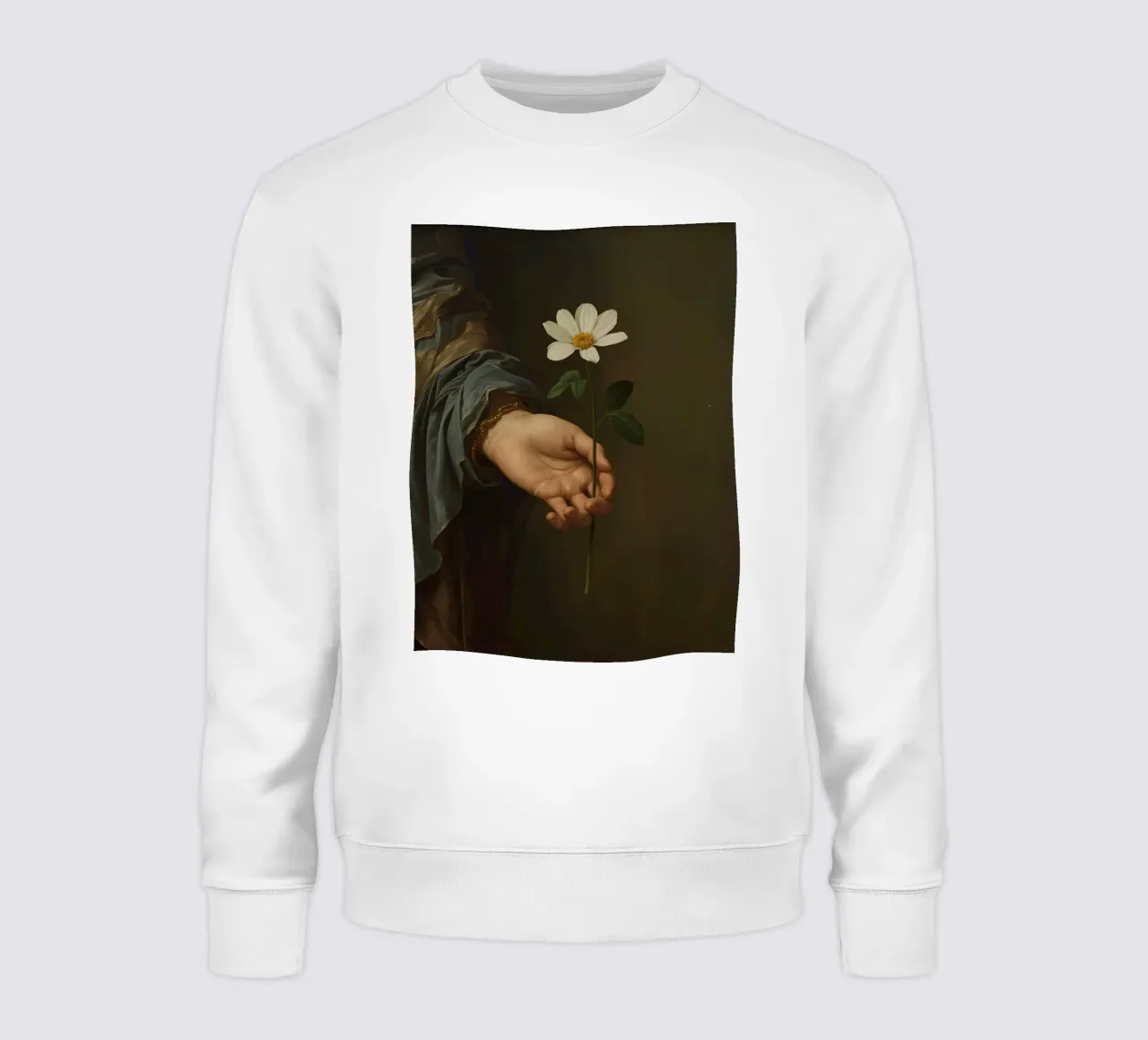Mano che regge un fiore bianco in una luce soffusa con felpa da DesignDoodle