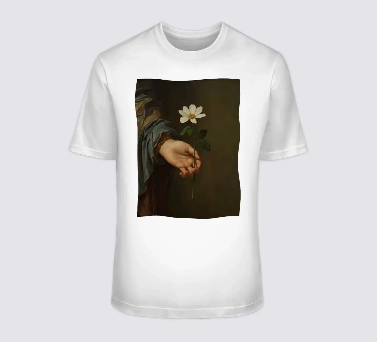 Mano che regge un fiore bianco in una luce soffusa con t-shirt da DesignDoodle