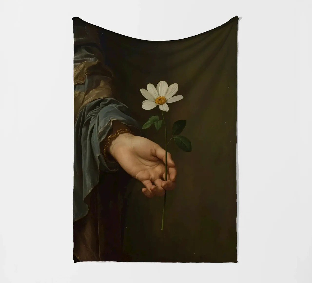 Mano che regge un fiore bianco in una luce soffusa con coperta in pile da DesignDoodle