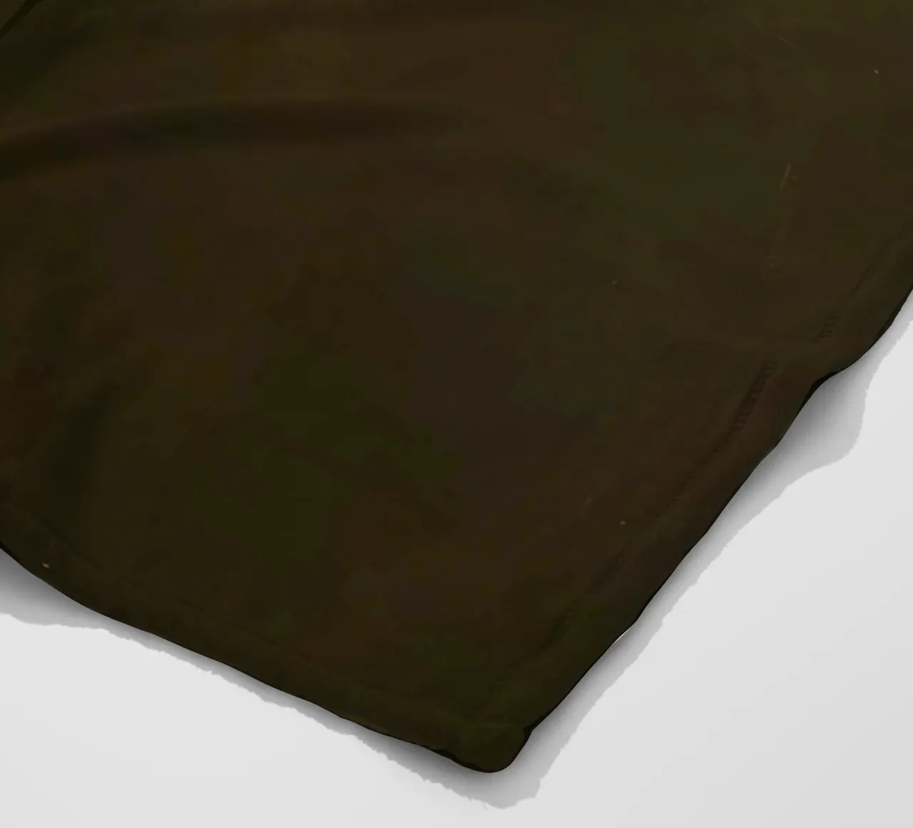 Mano che regge un fiore bianco in una luce soffusa con coperta in pile da DesignDoodle