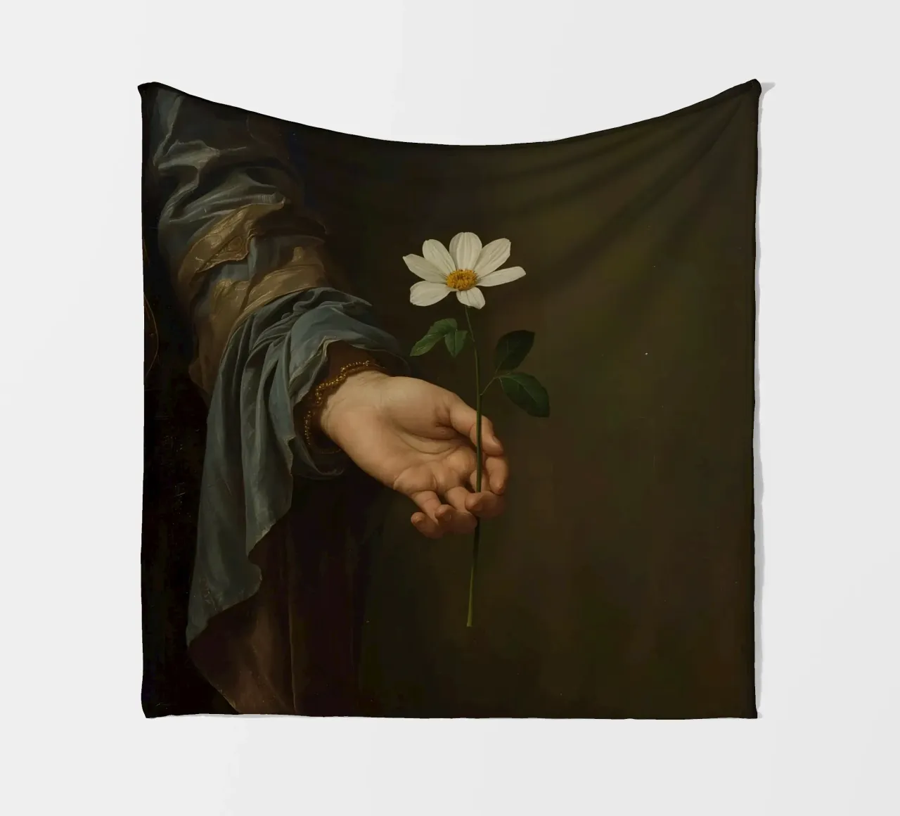 Mano che regge un fiore bianco in una luce soffusa con coperta in pile da DesignDoodle