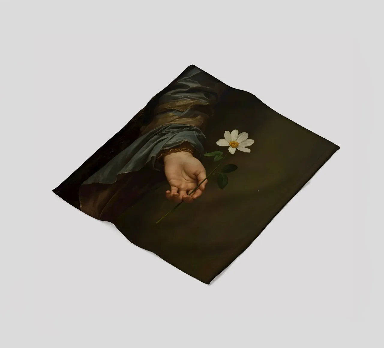 Mano che regge un fiore bianco in una luce soffusa con coperta in pile da DesignDoodle