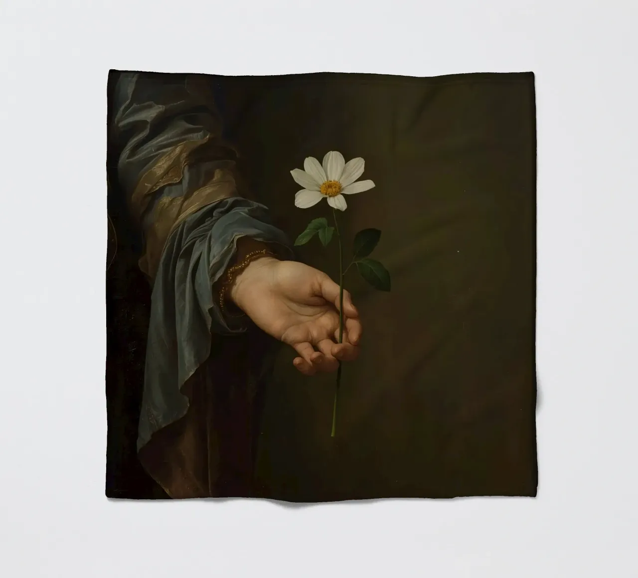 Mano che regge un fiore bianco in una luce soffusa con coperta in pile da DesignDoodle