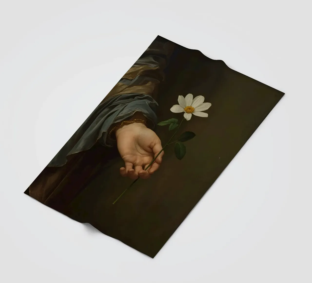 Mano che regge un fiore bianco in una luce soffusa con coperta in pile da DesignDoodle