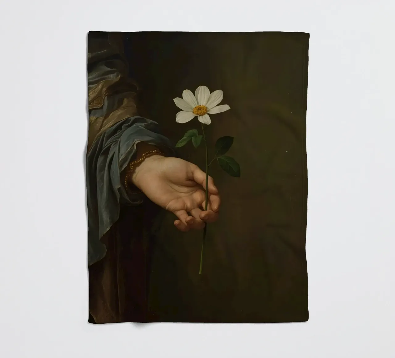 Mano che regge un fiore bianco in una luce soffusa con coperta in pile da DesignDoodle