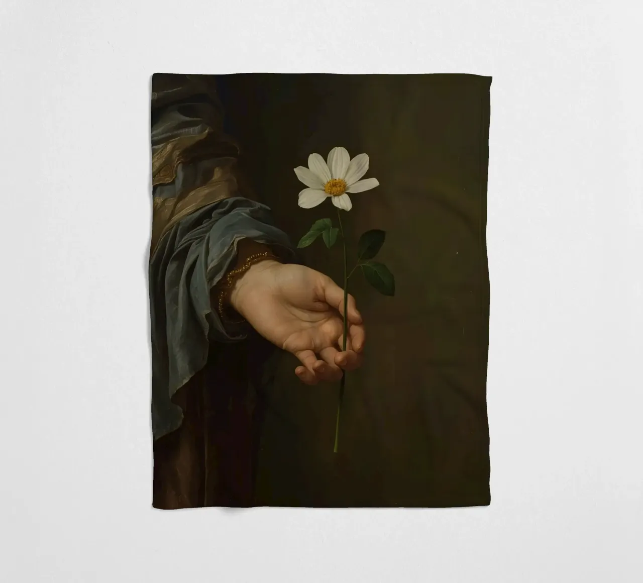 Mano che regge un fiore bianco in una luce soffusa con coperta in pile da DesignDoodle