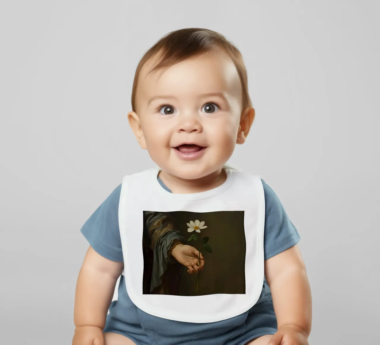 Mano che regge un fiore bianco in una luce soffusa con bavaglino da DesignDoodle